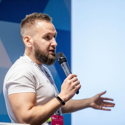 Докладчик на сцене JEEConf