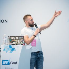 Доповідач на сцені JEEConf